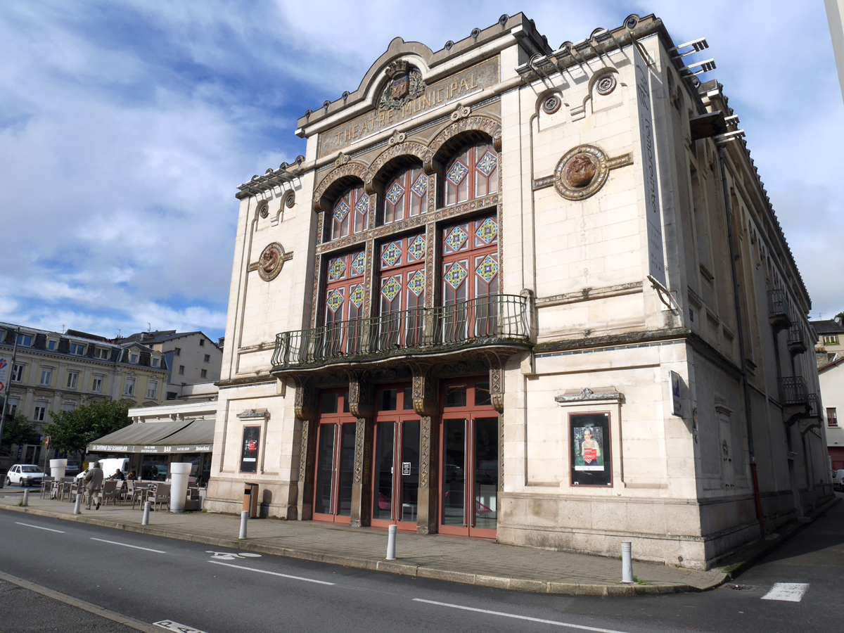 Bâtiment de pierres blanches sur trois niveaux. Au rez-de-chaussée, trois travées centrales constituent les portes d’entrée du théâtre. Ces travées vitrées partiellement réalisées en vitrail, se retrouvent sur toute la hauteur du bâtiment. De chaque côté de cette travée sombre des pans de murs en pierres taillées claires et deux petites ouvertures, une rectangulaire au rez-de-chaussée et un œil de bœuf au premier étage.